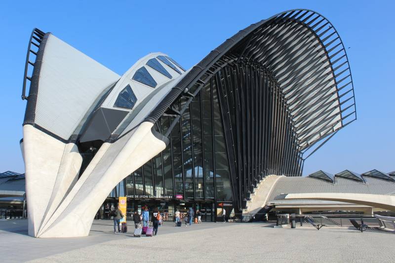 Voiture de luxe à louer pour un week-end destiné aux trajets aéroport Saint-Exupéry à Lyon