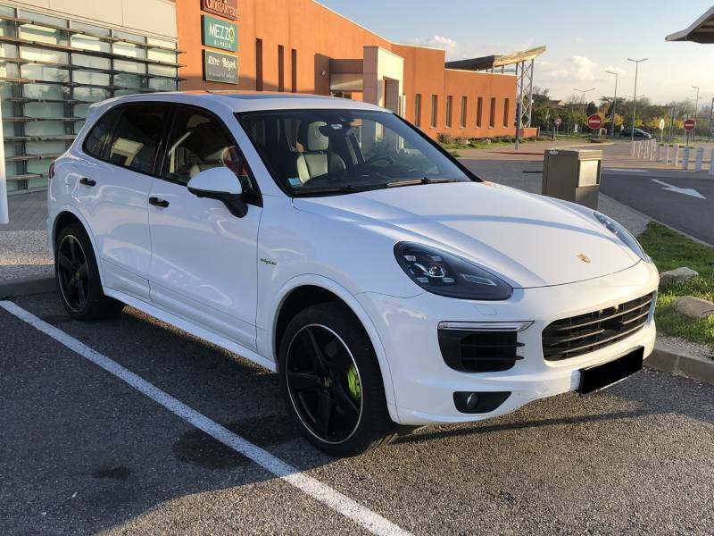 Porsche Cayenne hybrid à louer pour vos évènements privés à Lyon dans le Rhône (69)